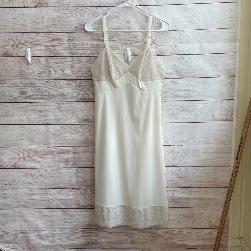 VINTAGE VANITY FAIR LACE SLIP IN IVORY